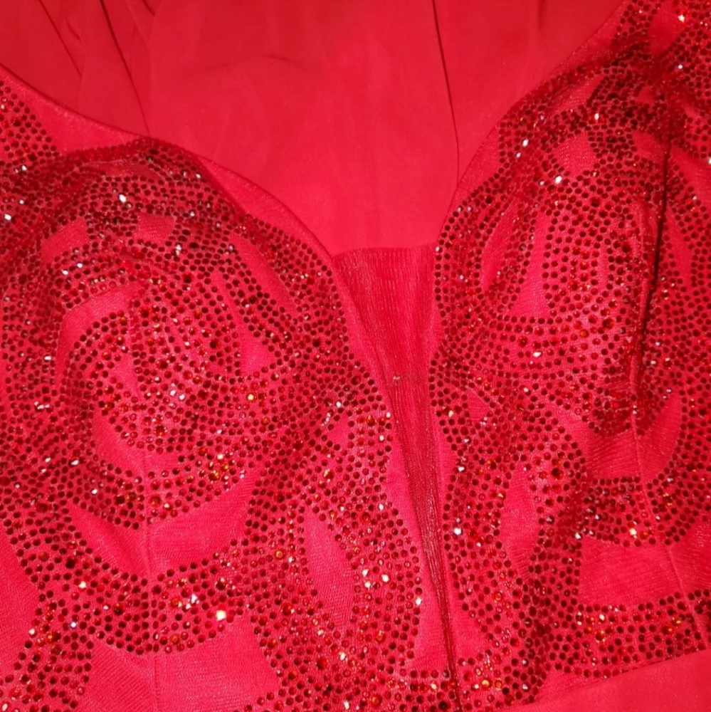 Red Gown - Picture 3 of 6